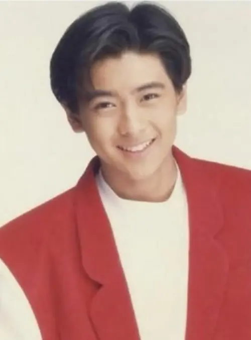 ▲34年前，唱片公司為讓17歲、才要出首張專輯的林志穎迅速被觀眾記得，曾砸300萬在春節期間的戲院播映他的廣告，他穿著紅衣的俊秀模樣也立刻讓少男少女留下印象。（圖／摘自 IG@jimmylin）