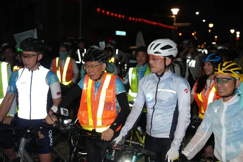 ▲民眾黨舉辦一日北高活動，創黨主席柯文哲、黨主席黃國昌率黨公職從關渡宮出發。（圖／民眾黨提供）