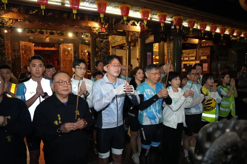    ▲民眾黨舉辦一日北高活動，創黨主席柯文哲、黨主席黃國昌率黨公職從關渡宮出發，出發前先參拜。（圖／民眾黨提供）  