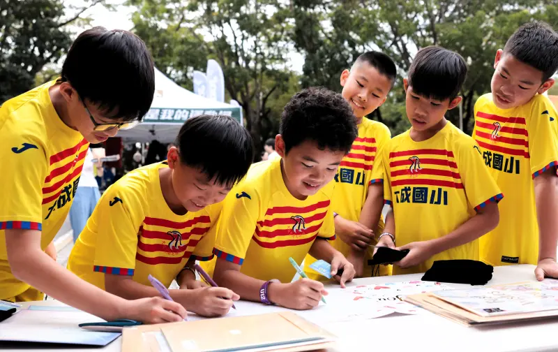    ▲「第六屆健身工廠盃少年足球菁英邀請賽」小球員為中華女足集氣，簽名隊旗、卡片直送亞洲盃賽場。（圖／健身工廠提供）  