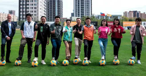 ▲第六屆健身工廠盃少年足球菁英邀請賽開幕式邀請高雄立委議員前來開球。（圖／健身工廠提供）