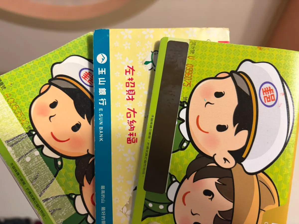 ▲網路銀行崛起讓存摺使用度下降，也讓民眾好奇舊存摺是否留存，但過去有行員建議保存5年，點出存摺不可取代用途，引發討論。（圖/記者張嘉哲攝）