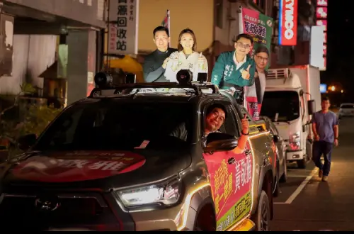 賴瑞隆陪同、陳柏惟掌麥、邱俊憲開車車掃都爲挺她