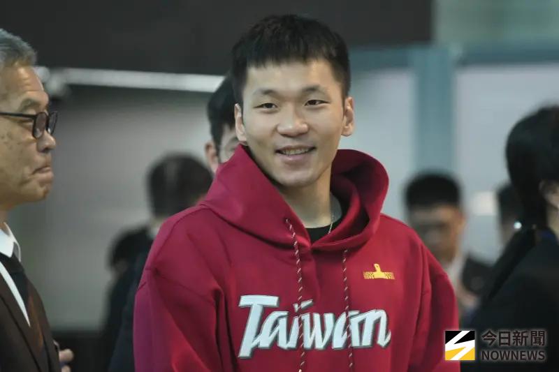 ▲甫接任運動部長部長的奧運羽球雙金得主李洋現身機場送機，承諾將親赴現場當選手最強後盾，也給予「歷屆最高規格」的後勤與保險支援，盼中華隊能順利殺進邁阿密複賽。（圖／記者林柏年攝）