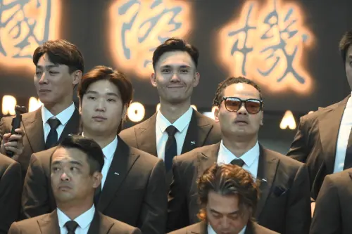 ▲效力於大聯盟的混血外野手「費仔」費爾柴德(Stuart Fairchild)歷經14小時長途飛行抵達台灣，立刻投入中華隊集訓，吸引大批媒體包圍展現巨星超高人氣。（圖／記者林柏年攝）