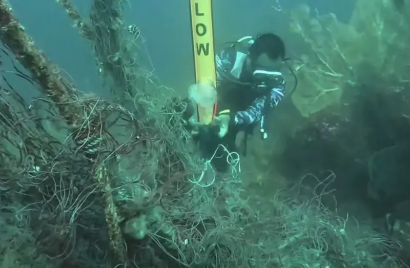 ▲潛水團隊從斯米蘭國家公園水下45公尺的珊瑚礁，打撈出重達2000公斤的廢棄集魚器與幽靈漁網。（圖／翻攝自Mu Ko Similan National Park）