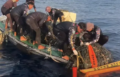 ▲幽靈漁網纏繞斯米蘭深海柳珊瑚群落，潛水員耗費大量人力方完成清除作業。（圖／翻攝自Mu Ko Similan National Park）