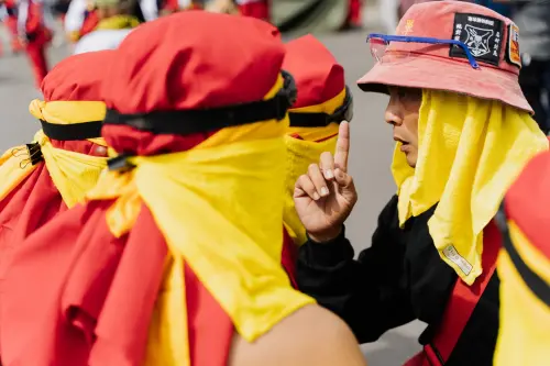 ▲神轎隊伍八家將經過時，請勿插入隊伍及妨礙隊伍行進，並注意隊伍中銳利神器，避免誤擊。（圖／取自台東市公所）