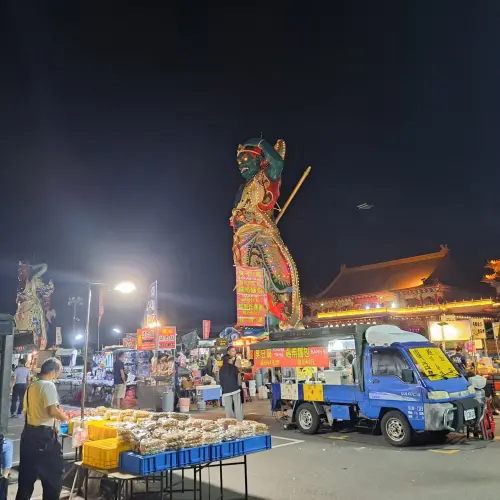 ▲正統鹿耳門聖母廟的巨大神將聳立於夜市旁，讓民眾在逛夜市、嚐美食的同時，也能感受到千里眼與順風耳兩尊大神將的獨特加持。（圖／翻攝自Google評價）