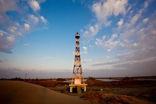 ▲提早抵達安南區不無聊！先到鄰近的國聖燈塔感受台版撒哈拉沙漠的荒漠美感，拍完絕美日落照後，再回聖母廟逛夜市看煙火，行程安排最順路。（圖／交通部觀光資訊網 taiwan.net.tw/）