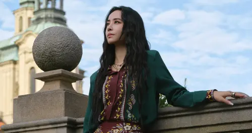 ▲蔡依林（如圖）近期到捷克布拉格重拍〈布拉格廣場〉MV，有網友在Threads上分享，在布拉格喝下午茶時，無意間拍攝到蔡依林在窗外散步，原來當時是在當地拍MV。（圖／凌時差提供）