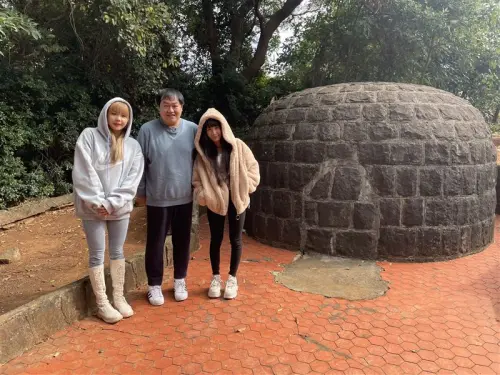 ▲YouTube頻道「看你老墓」，攜手名家「司徒建銘」（中）拍攝歷史足跡影片。（圖／YouTube《看你老墓》提供）