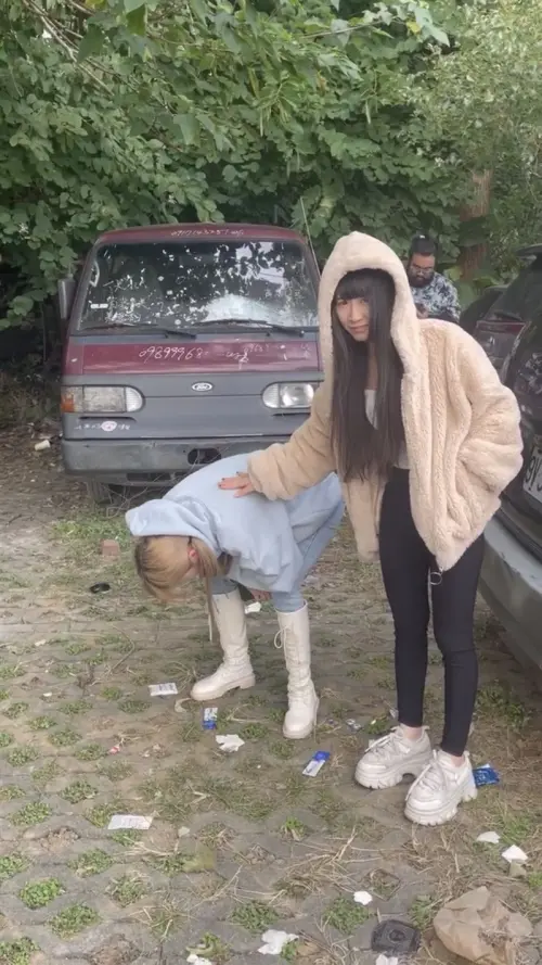 ▲比熊（左）體質較爲敏感，出現身體不適的反應。（圖／YouTube《看你老墓》提供）