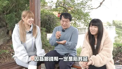 ▲比熊（左起）、司徒建銘及陸子玄一起拜訪陳儀墓園，窺探228事件。（圖／翻攝自看你老墓YouTube）