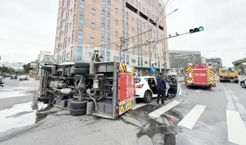 消防車出勤途中被撞翻！桃園蘆竹7人送醫　疑直行車未禮讓釀禍
