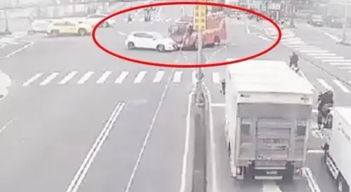 ▲ 桃園蘆竹南崁路與南工路口，消防車執勤途中與自小客車碰撞，造成2名消防員及車上5人共7人受傷，所幸皆無生命危險。（圖／翻攝畫面）