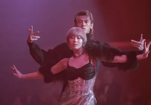 ▲竹內涼真（後）、土居志央梨（前）因電影《10DANCE》結緣。（圖／IG@takeuchi_ryoma）