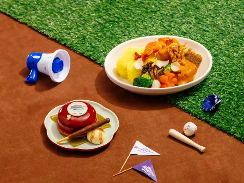    ▲機上餐點規劃也別出心裁，備有兩款主菜選擇；甜點則以Team Taiwan為靈感，加上棒球意象設計。（圖╱華航提供）  