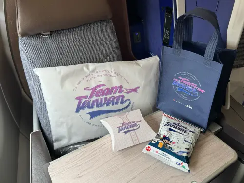 ▲華航特別為包機換上專屬服務用品，在機艙內點綴棒球元素，包含Team Taiwan枕套、旅行組及主題乖乖等。（圖╱華航提供）