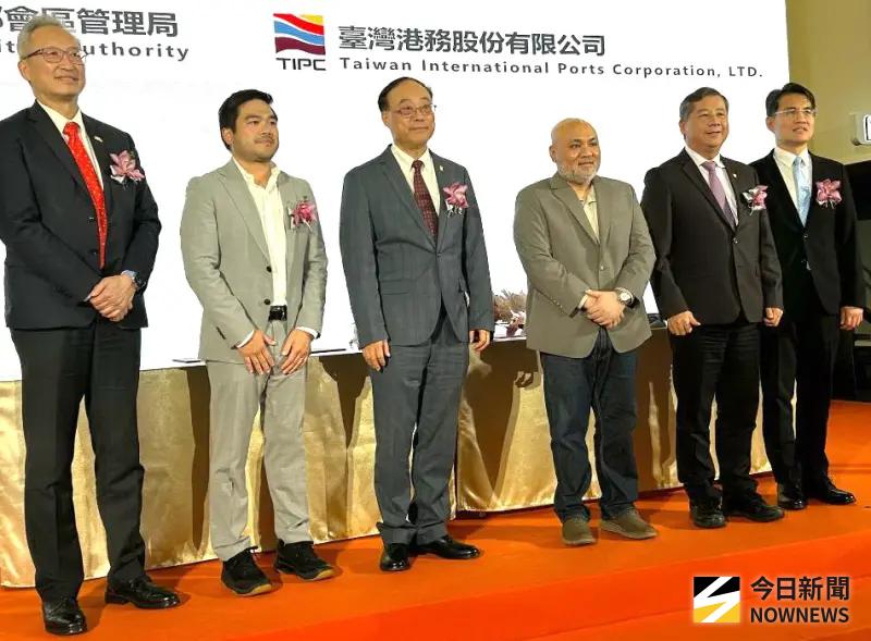 ▲台灣港務公司舉行高雄港與菲律賓蘇比克灣港締結姊妹港簽約儀式，成為高雄港第21個姊妺港，以攜手強化雙港口營運、港區安全管理及數位資通等之安全，期永續港埠連結全球，再創佳績。(圖／記者黃守作攝)