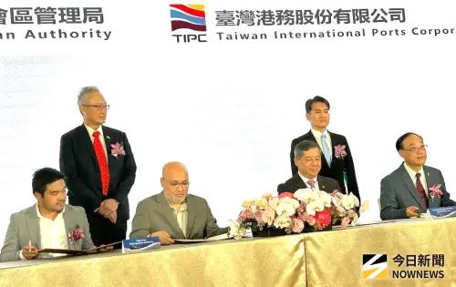 ▲台灣港務公司舉行高雄港與菲律賓蘇比克灣港締結姊妹港簽約儀式。(圖／記者黃守作攝)