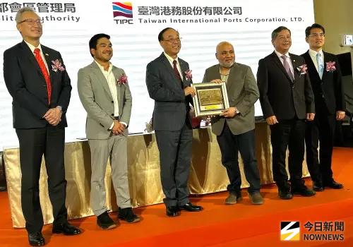 ▲台灣港務公司舉行高雄港與菲律賓蘇比克灣港締結姊妹港簽約儀式，雙方互送紀念品。(圖／記者黃守作攝)