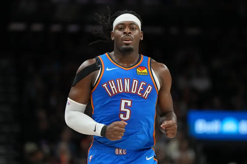 ▲雷霆前鋒多爾特（Lu Dort）因絆倒金塊球星約基奇（Nikola Jokic）被判二級惡意犯規遭驅逐出場。賽後，雷霆王牌亞歷山大（Shai Gilgeous-Alexander）特別為隊友發聲，強調多爾特並非蓄意傷人的球員。（圖／美聯社／達志影像）