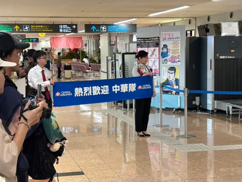 ▲中華隊今（28）日下午搭乘專屬包機飛抵宮崎，在大會祭出「謝絕採訪與跟拍」聲明下，機場內外重兵部署、紅龍拉起嚴密動線，維安層級堪稱歷屆WBC之最。（圖／記者路皓惟攝）