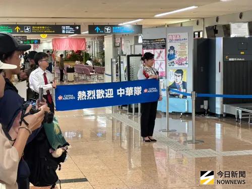 ▲中華隊今（28）日下午搭乘專屬包機飛抵宮崎，在大會祭出「謝絕採訪與跟拍」聲明下，機場內外重兵部署、紅龍拉起嚴密動線，維安層級堪稱歷屆WBC之最。（圖／記者路皓惟攝）