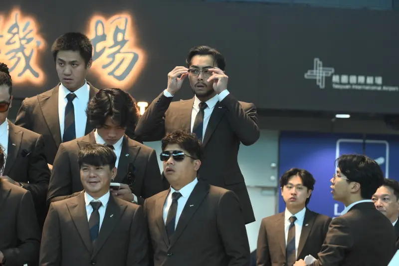 ▲中華隊今（28）搭機飛日本，準備出征3/2經典賽官辦熱身賽。中華隊成員林家正（中）身穿西裝帥氣現身桃園國際機場，準備飛往日本備戰經典賽。他在日前大巨蛋比賽中要求「靜音應援」的趣聞，意外成為網路熱話。（圖／記者林柏年攝,2026,02.28）