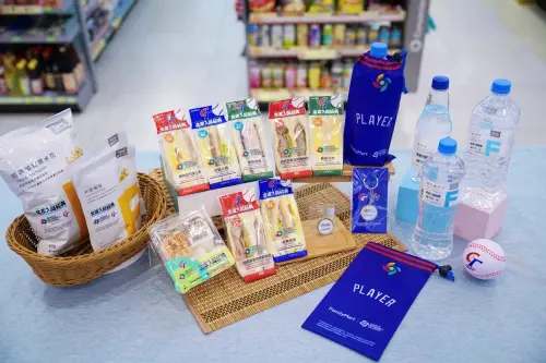 ▲全家自2月18日起至3月17日，將店內多款美味商品換上期間限定的WBC主題包裝。（圖／全家提供）