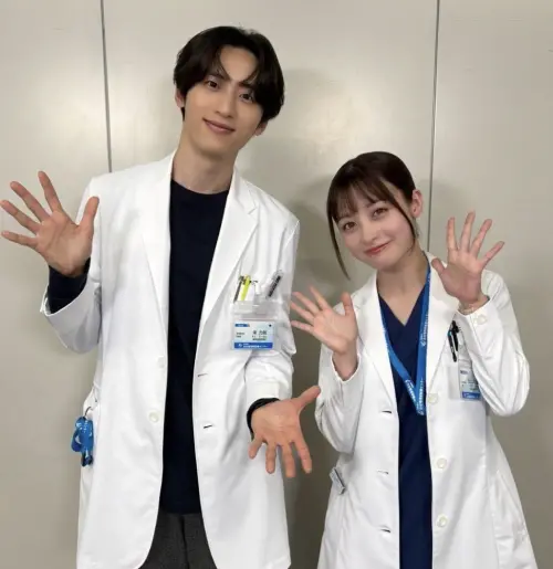 ▲橋本環奈（右）和許豐凡（左）在電視劇《不良醫！》有許多對手戲。（圖／X@yandoku_fuji）