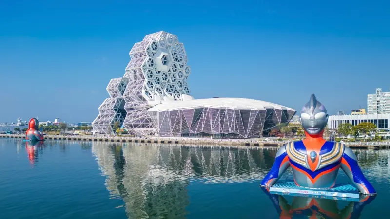 ▲15米高的迪卡超人力霸王及初代超人力霸王即將於閉幕合體。（圖／高市府觀光局提供）