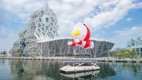 ▲受到民眾喜愛的8米Q版超人力霸王將視天候狀況於愛河灣巡航。（圖／高市府觀光局提供）