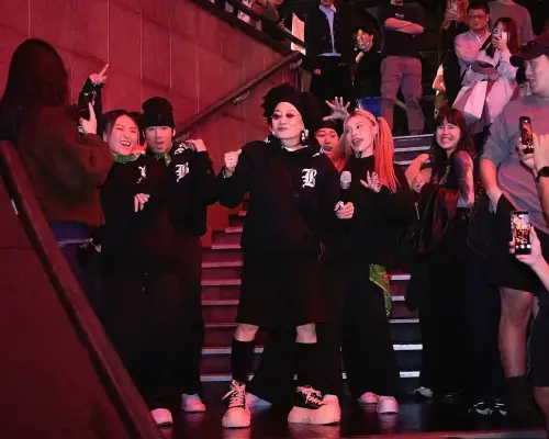 ▲74歲歌手比莉（中）近期出新單曲〈阿福羅火山〉，為宣傳她突然現身夜店，嗨翻現場。（圖／環球音樂提供）