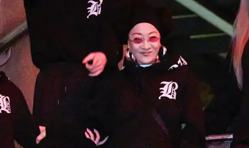 比莉74歲嗨闖夜店尬舞！揭祕爆炸頭是真髮　驚呼：年輕人都認識我
