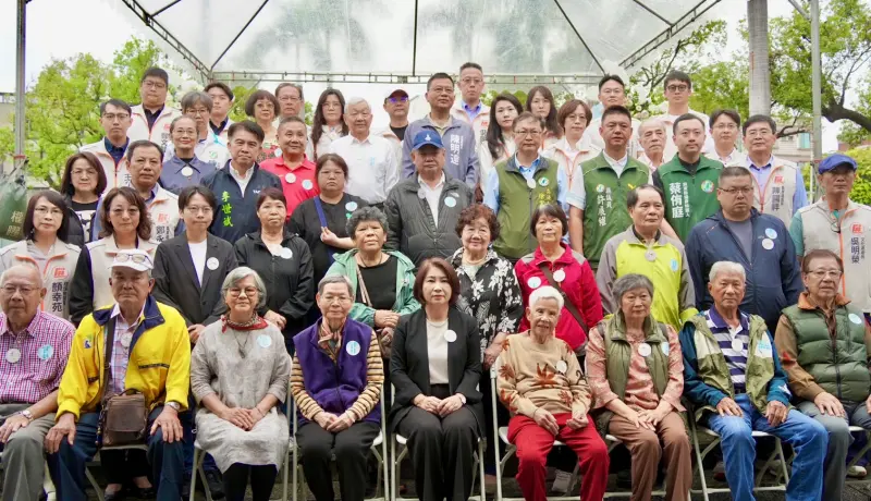 ▲縣長周春米偕同立委徐富癸及民代、縣府一級主管向受難者家屬致意。（圖／屏東縣府提供）