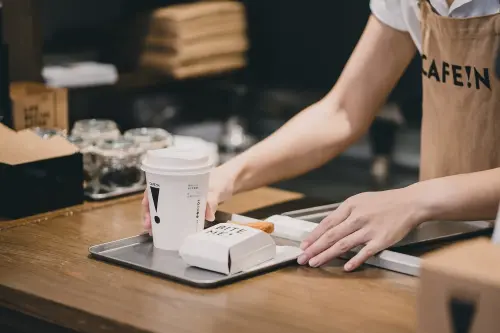 ▲「CAFE!N 硬咖啡」擁有全台最大烘豆廠背景，門市風格極具時髦質感；而好市多販售的濾掛則是迎合大眾口味的獨家限定風味。（圖／翻攝自 CAFE!N 官網）