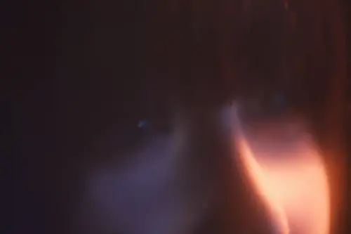 ▲在〈Vivarium〉MV中，Ado並未以完整正面清晰入鏡，而是透過局部特寫呈現臉部線條與側顏，但已能看出她精緻的五官與獨特氣質。（圖／Youtube@Ado）