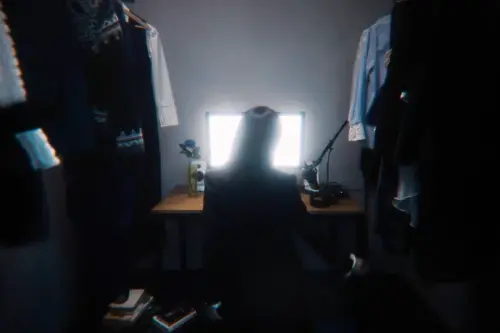 ▲Ado在出道前於自家衣櫥內那個「昏暗箱庭世界」演唱。（圖／Youtube@Ado）