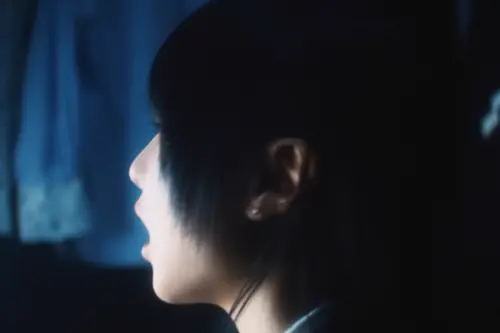 ▲Ado出道就是在自家衣櫥內那個「昏暗箱庭世界」創作音樂，MV中她也在電腦前大聲演唱自己的心路歷程。（圖／Youtube@Ado）