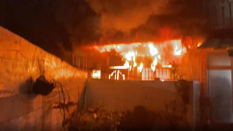 高雄左營蓮池潭旁火警！民宅竄火照亮夜空　17車44人急搶救