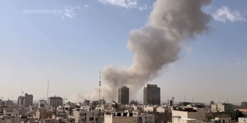 ▲中東戰火全面引爆，伊朗閃電反擊規模超乎預期，美軍防禦系統面臨極限考驗，專家警告兩千枚飛彈早已蓄勢待發衝擊波斯灣。（圖／美聯社／達志影像）