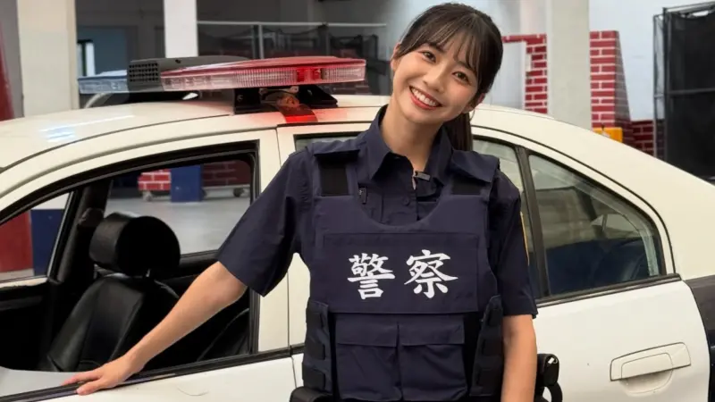 超甜馬尾女警照片瘋傳！6萬人跪求被上銬　身分是啦啦隊女神慈妹