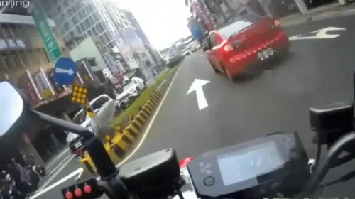 17歲無照少年衝台北橋！三重警攔查竟逃逸　連撞2車驚險畫面曝