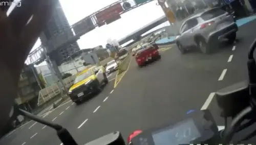 ▲ 28日三重警方巡邏發現紅車違規，示意停車卻遭17歲無照少年加速逃逸，途中擦撞機車、追撞小客車，跨區衝上台北橋，所幸無人傷亡。（圖／三重警分局提供）