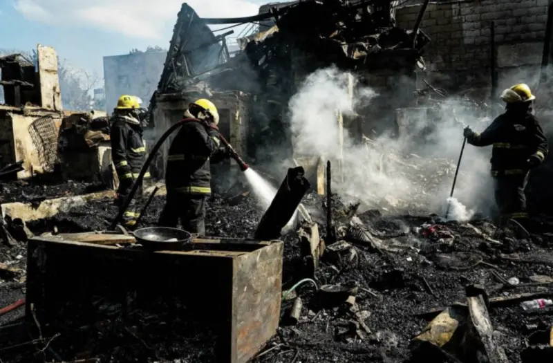▲菲律賓馬尼拉王城區（Intramuros）住宅區發生4級警報大火，濃煙直竄天際，火勢延燒近7小時才受控。（圖／翻攝自Tempo）