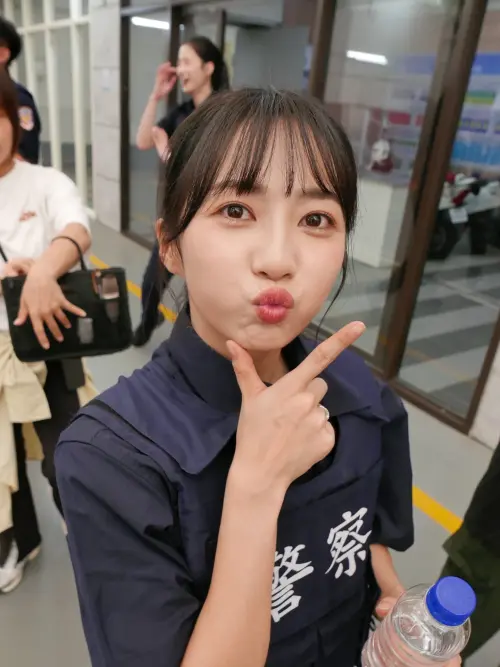 ▲▼慈妹錄製節目《木曜4超玩》一日警專生單元，穿上警察制服的她，一頭俏麗馬尾，配上甜美五官及陽光笑靨，相當吸睛。（圖／慈妹IG@j.oycee377）