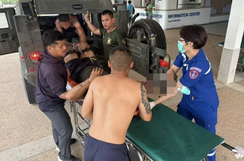 ▲▲泰國素林府前線基地發生地雷爆炸後，軍方與醫護人員緊急將受傷士兵從軍車抬上擔架送醫救治。（圖／翻攝自泰國陸軍臉書）