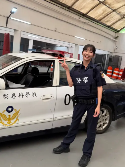 ▲▼慈妹錄製節目《木曜4超玩》一日警專生單元，穿上警察制服的她，一頭俏麗馬尾，配上甜美五官及陽光笑靨，相當吸睛。（圖／慈妹IG@j.oycee377）